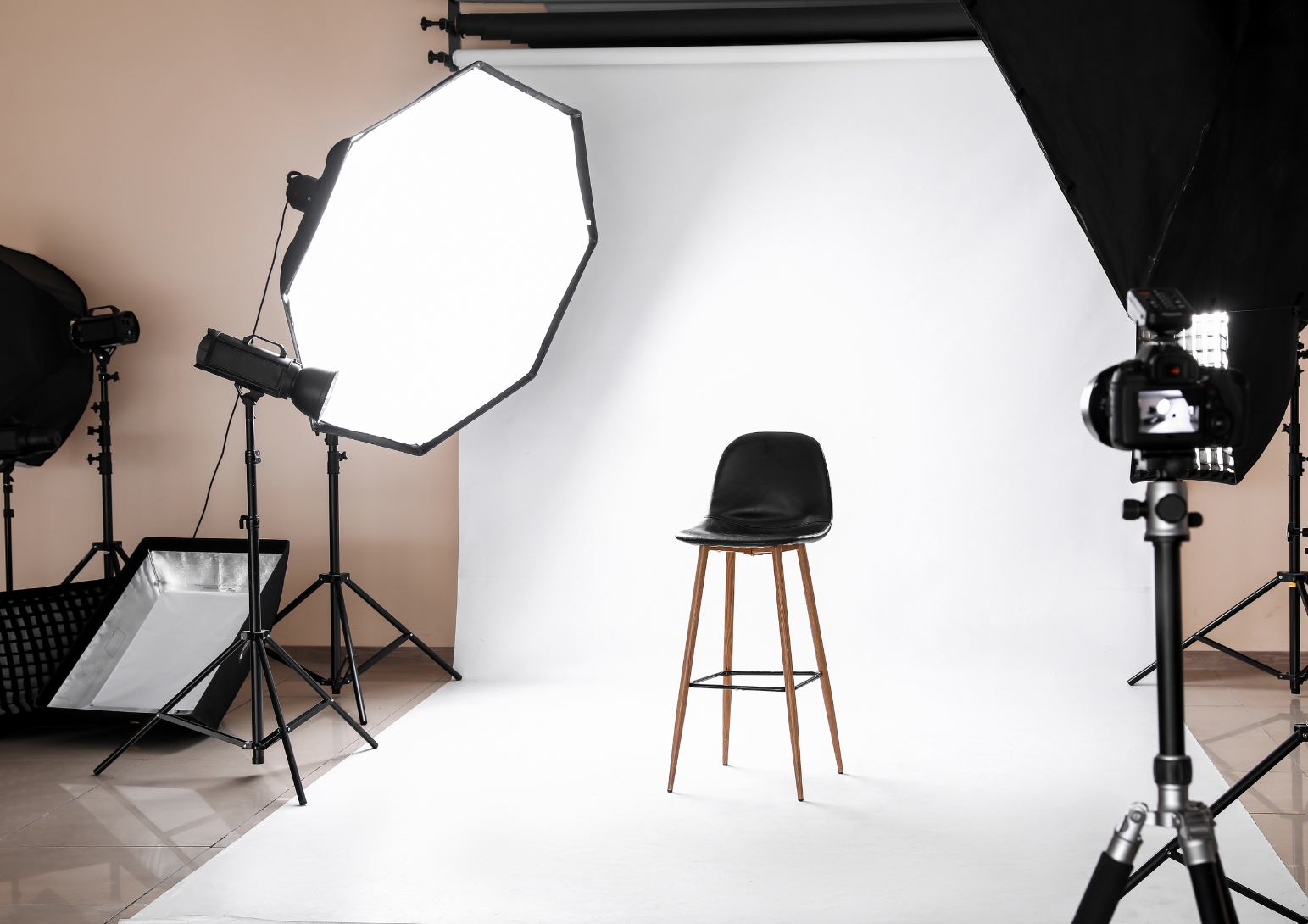 Profi-Studio mit weißem Hintergrund, Octabox und Hocker